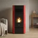 Poêle à granulés Adria design rouge et noir avec ventilation, allumé dans un salon contemporain