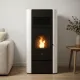 Poêle à granulés Adria noir et blanc avec grille de ventilation installé dans un salon moderne