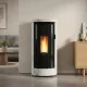 Poêle à granulés Debby Cx 9 kW en pierre naturelle blanche avec flamme allumée dans salon moderne