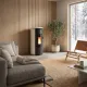 Poêle à granulés Amika 8 kW design cylindrique beige et noir installé dans un salon moderne scandinave