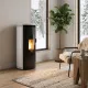 Poêle à granulés Amika 8 kW blanc et noir en situation dans un salon moderne avec vue enneigée