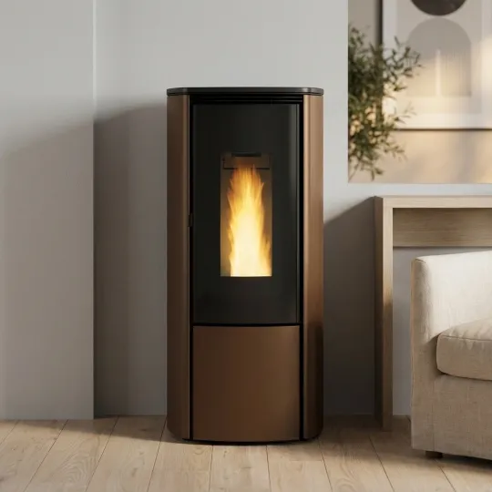 Poêle à granulés étanche Katia 9 kW en acier bronze dans un salon contemporain avec flamme allumée