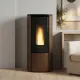 Poêle à granulés étanche Katia 9 kW en acier bronze dans un salon contemporain avec flamme allumée
