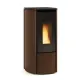 Poêle à granulés Katia 9 kW étanche avec habillage bronze et vitre panoramique allumée