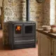 Cuisinière bois SOVRANA EASY EVO anthracite avec four et foyer allumé installée dans cuisine rustique