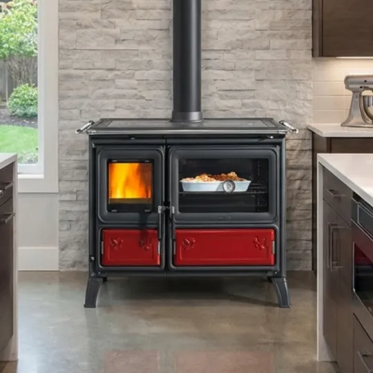 Cuisinière à bois Milly noire et rouge avec four intégré installée dans une cuisine moderne