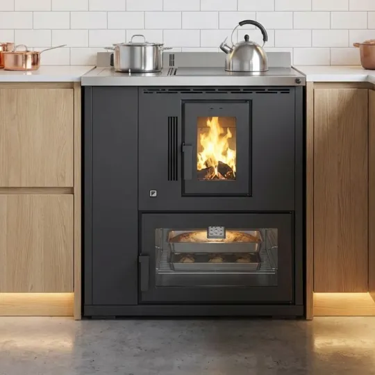 Cuisinière Desy 9 kW anthracite avec foyer granulés et four intégré installée dans une cuisine moderne