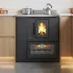 Cuisinière Desy 9 kW anthracite avec foyer granulés et four intégré installée dans une cuisine moderne