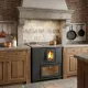 Cuisinière à granulés Desy 9 kW grise avec four intégré dans cuisine rustique avec flamme visible
