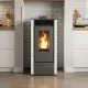 Poêle à granulés Marina 14C gris et blanc 13,5 kW installé dans une cuisine moderne avec flammes allumées