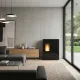 Poêle à granulés étanche Sharon Plus CX noir 10 kW installé dans un salon moderne avec baie vitrée