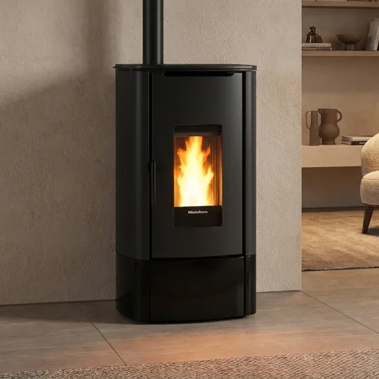 Poêle à granulés étanche noir Angy Top 7 kW avec flamme visible installé dans un salon moderne