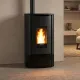 Poêle à granulés étanche noir Angy Top 7 kW avec flamme visible installé dans un salon moderne