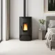 Poêle à granulés étanche noir design cylindrique 7 kW Angy Top installé dans une chambre moderne