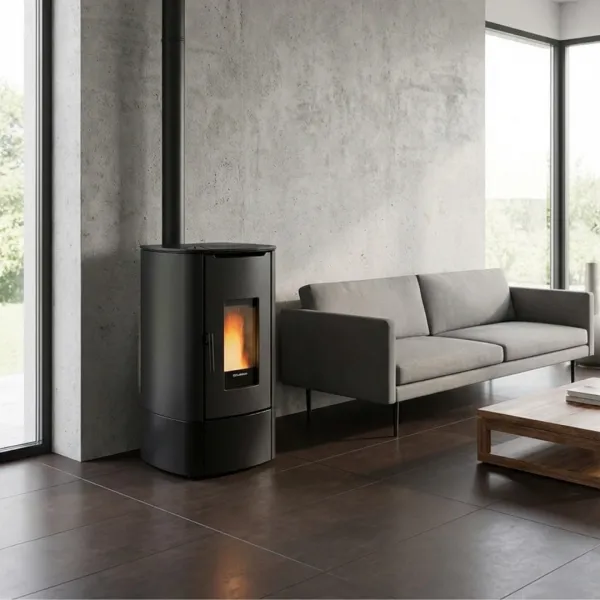Poêle à granulés étanche Angy Top noir 7 kW installé dans un salon moderne avec conduit apparent