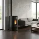 Poêle à granulés étanche Angy Top noir 7 kW installé dans un salon moderne avec conduit apparent