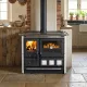 Cuisinière à bois Rosa XXL en fonte noire et blanche avec four, installée dans une cuisine rustique