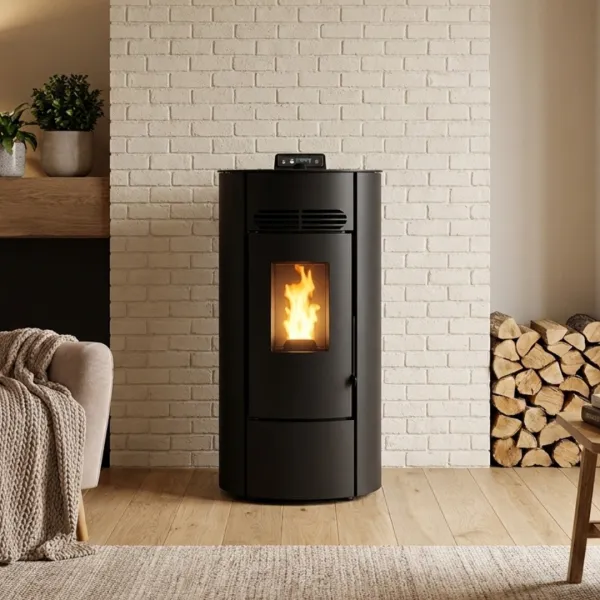 Poêle à granulés noir design Linea VZ Flute 8 kW avec flamme allumée dans un salon moderne