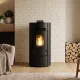 Poêle à granulés noir design Linea VZ Flute 8 kW avec flamme allumée dans un salon moderne