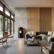Poêle à granulés noir design installé dans un salon moderne avec habillage bois et mur béton
