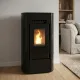 Poêle à granulés compact Linea VZ Ring noir 9 kW allumé dans un salon moderne
