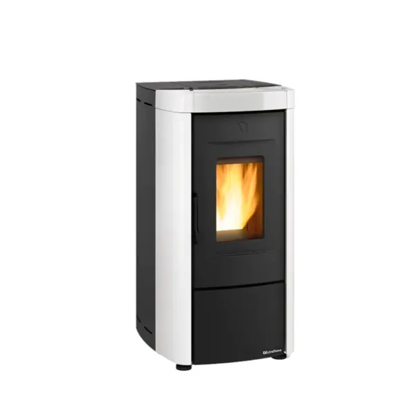 Poêle à granulés Moira EVO 7 kW blanc et noir avec vitre flamme allumée sur fond blanc