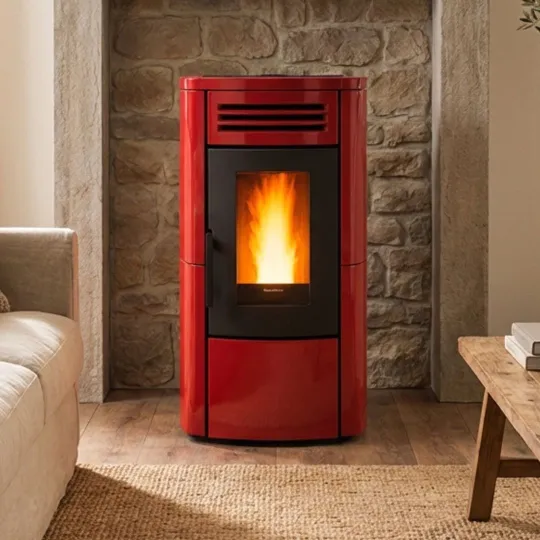 Poêle à granulés Terry Plus rouge 12 kW avec habillage acier et vitre panoramique en situation dans salon