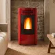 Poêle à granulés Terry Plus rouge 12 kW avec habillage acier et vitre panoramique en situation dans salon