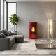 Poêle à granulés Terry Plus rouge 12 kW installé dans un salon moderne avec flamme allumée