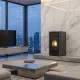 Poêle à granulés Maria 2.0 noir 9 kW en situation dans un salon contemporain avec vue urbaine
