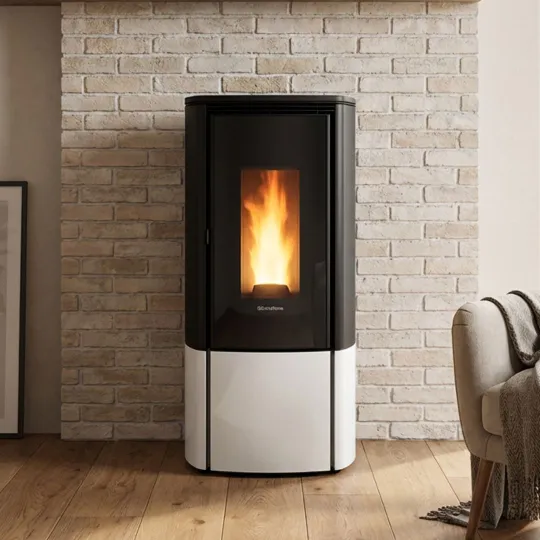 Poêle à granulés étanche Katia 11 kW noir et blanc en fonctionnement dans un salon moderne