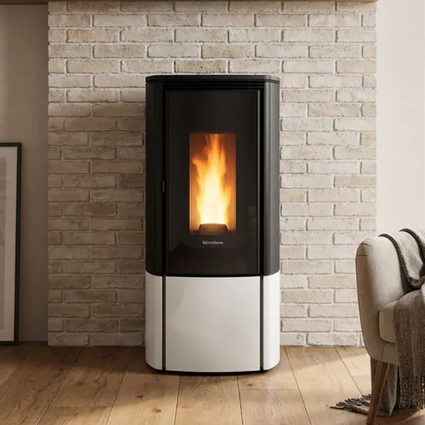 Poêle à granulés étanche Katia 11 kW noir et blanc en fonctionnement dans un salon moderne