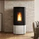 Poêle à granulés étanche Katia 11 kW noir et blanc en fonctionnement dans un salon moderne