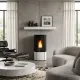 Poêle à granulés Katia 11 kW noir et blanc installé dans un salon moderne avec flamme allumée