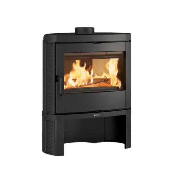 Poêle à bois Nordica Jennifer 2.0 en acier noir avec grande vitre et feu allumé, puissance 7,7 kW