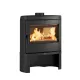 Poêle à bois Nordica Jennifer 2.0 en acier noir avec grande vitre et feu allumé, puissance 7,7 kW