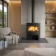 Poêle à bois Nordica Jennifer 2.0 noir installé dans salon moderne avec feu allumé