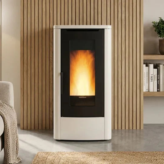Poêle à granulés Extraflame Teorema Plus blanc et noir 12 kW installé dans un salon moderne