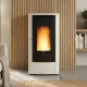 Poêle à granulés Extraflame Teorema Plus blanc et noir 12 kW installé dans un salon moderne