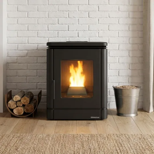 Poêle à granulés PEGGY CX 6 Kw gris anthracite allumé dans intérieur moderne avec mur de briques blanches