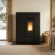 Poêle à granulés design noir extra plat 10 kW installé dans un salon contemporain avec vue enneigée
