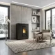 Poêle à granulés design noir extra plat 10 kW installé dans un salon contemporain avec feu allumé