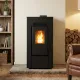 Poêle à granulés Linea VZ Free 9 noir 8kW en situation dans un salon chaleureux avec flammes allumées