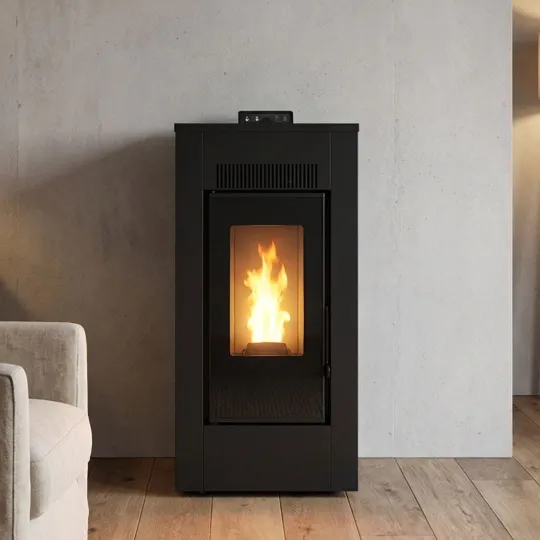 Poêle à granulés Maxifree noir 12 kW en situation dans un salon moderne avec flamme allumée