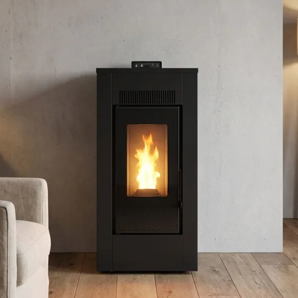 Poêle à granulés Maxifree noir 12 kW en situation dans un salon moderne avec flamme allumée