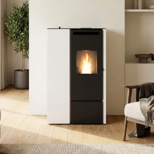 Poêle à granulés Eva Calor Pia 11 kW design blanc et noir installé dans un salon moderne