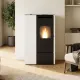 Poêle à granulés Eva Calor Pia 11 kW design blanc et noir installé dans un salon moderne