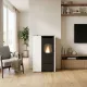 Poêle à granulés Eva Calor Pia 11 kW design ultra plat blanc et noir installé dans salon moderne