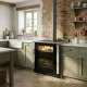 Cuisinière à bois Verona XXL Petra installée dans une cuisine rustique avec mur en briques apparentes