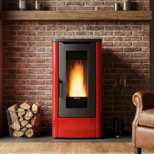 Poêle à granulés Dahiana rouge et noir 10 kW en situation devant mur en briques avec flammes allumées